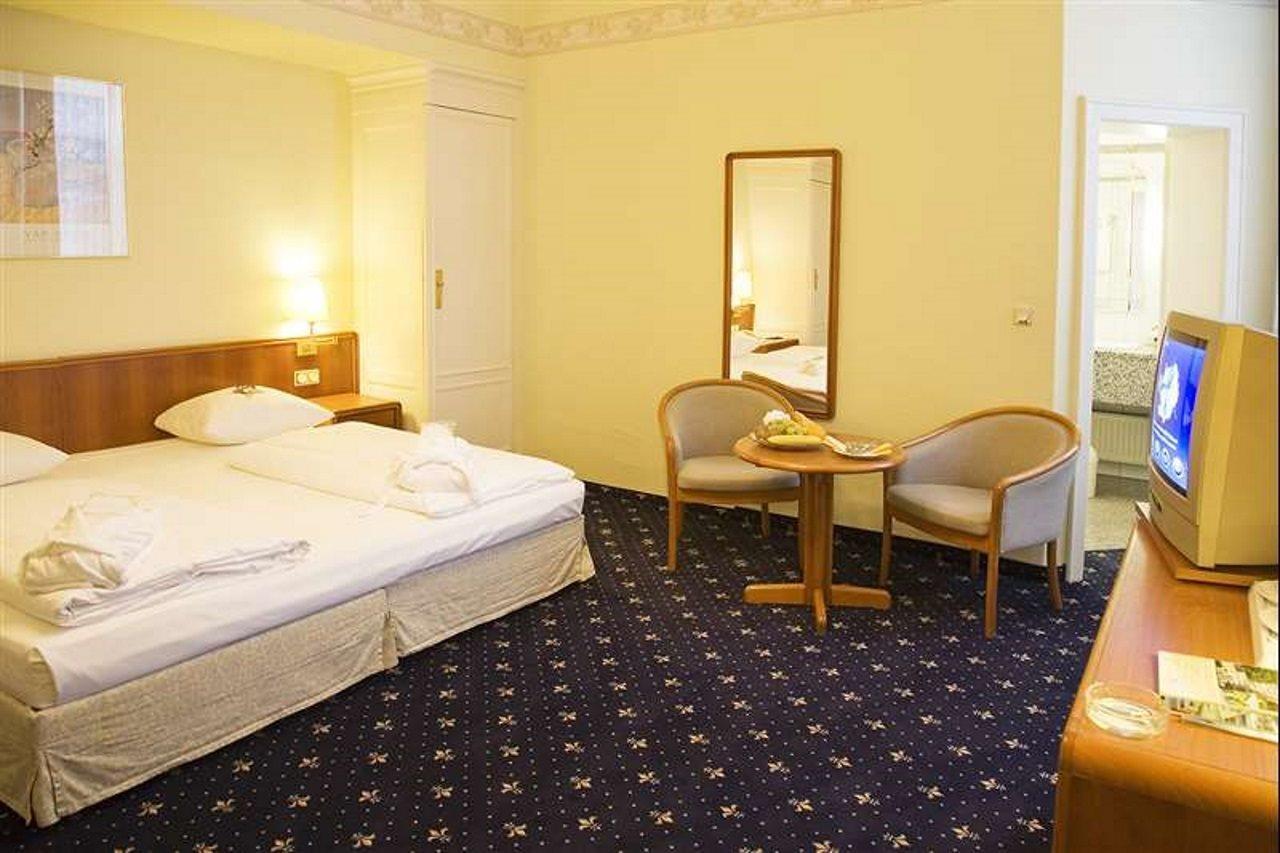 Hotel Monopol - Central Station Frankfurt am Main Room photo
